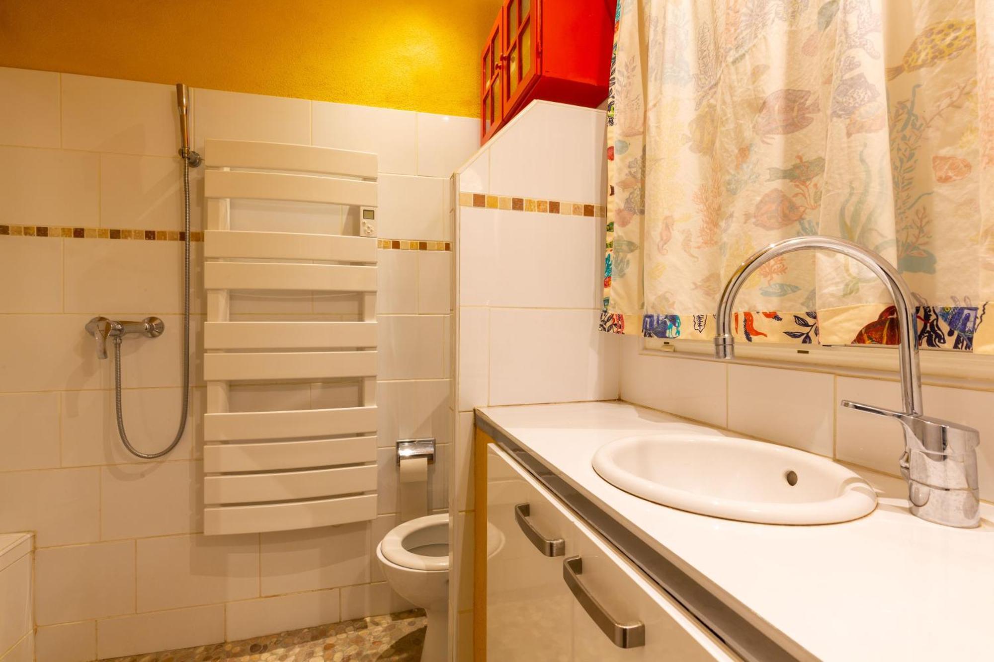 Dorm Hostel Camp Backpackers Марсилия Екстериор снимка